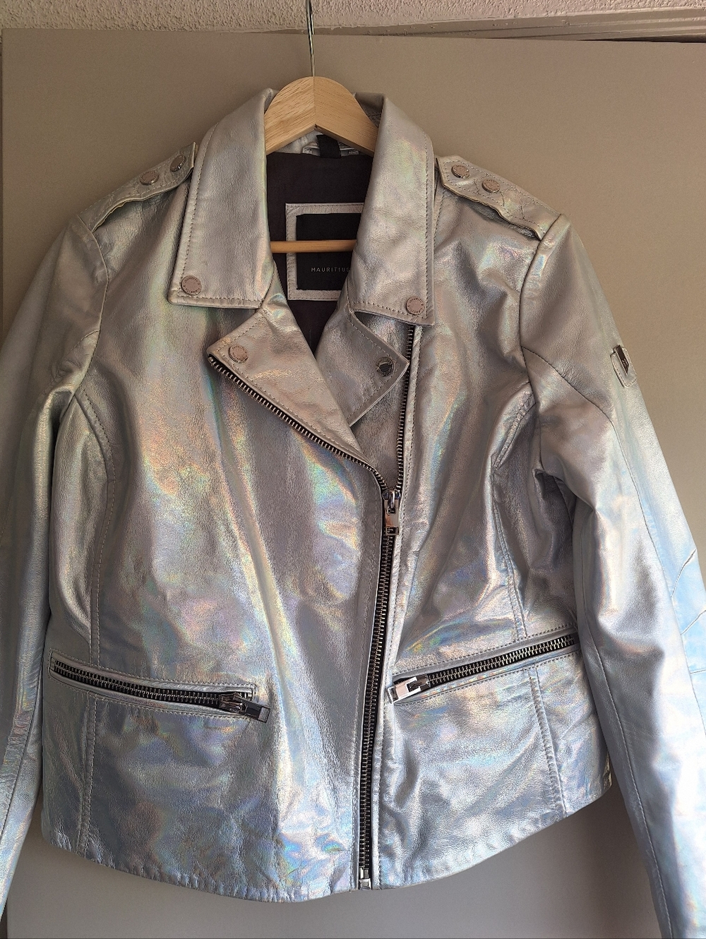 ✨ MAURITIUS Silver Holographic Leather Moto Jacket Sz L (Fits like M) ✨️ - Picture 2 of 16